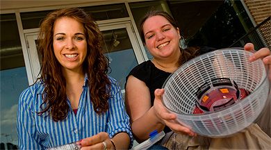 Lila Kerr y Lauren Theis con su 'ensaladera-centrifugadora'.| Science